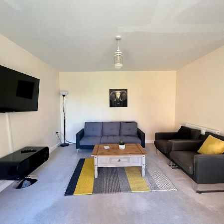 Spacious 2-Bedroom House With Free Parking Chatham  Eksteriør billede