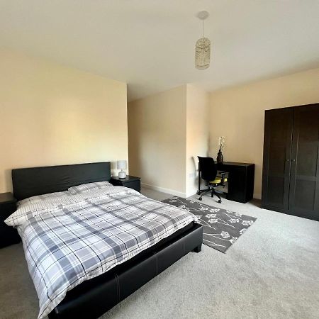 Spacious 2-Bedroom House With Free Parking Chatham  Eksteriør billede