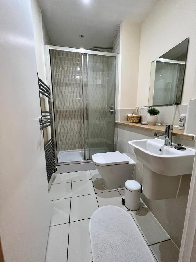 Spacious 2-Bedroom House With Free Parking Chatham  Eksteriør billede