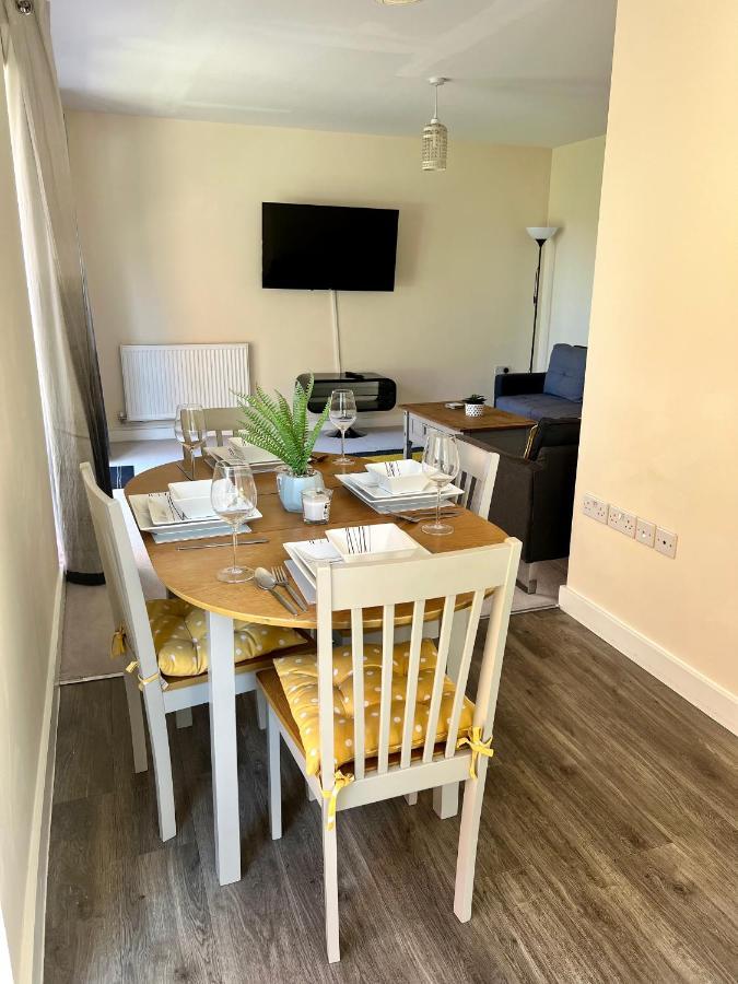 Spacious 2-Bedroom House With Free Parking Chatham  Eksteriør billede