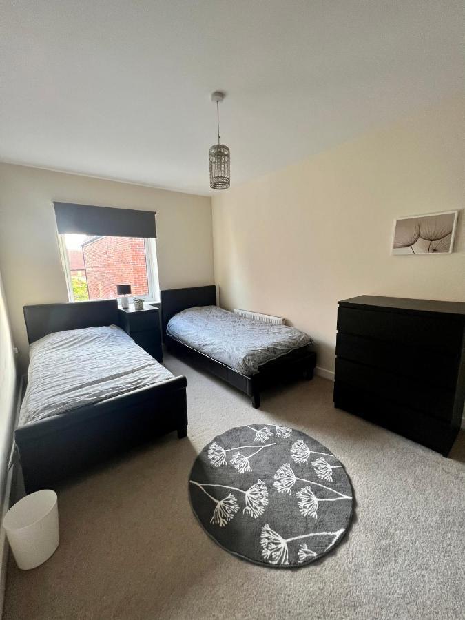 Spacious 2-Bedroom House With Free Parking Chatham  Eksteriør billede