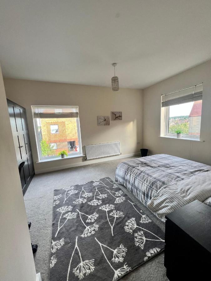 Spacious 2-Bedroom House With Free Parking Chatham  Eksteriør billede