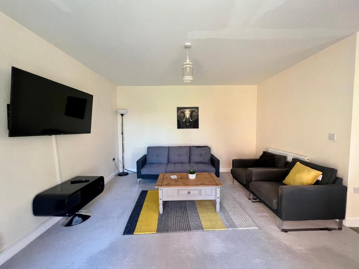 Spacious 2-Bedroom House With Free Parking Chatham  Eksteriør billede