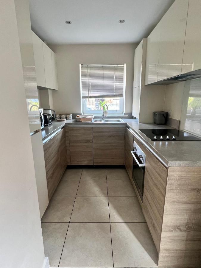 Spacious 2-Bedroom House With Free Parking Chatham  Eksteriør billede