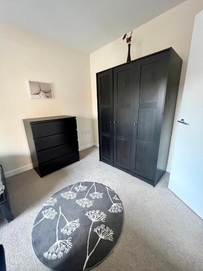Spacious 2-Bedroom House With Free Parking Chatham  Eksteriør billede