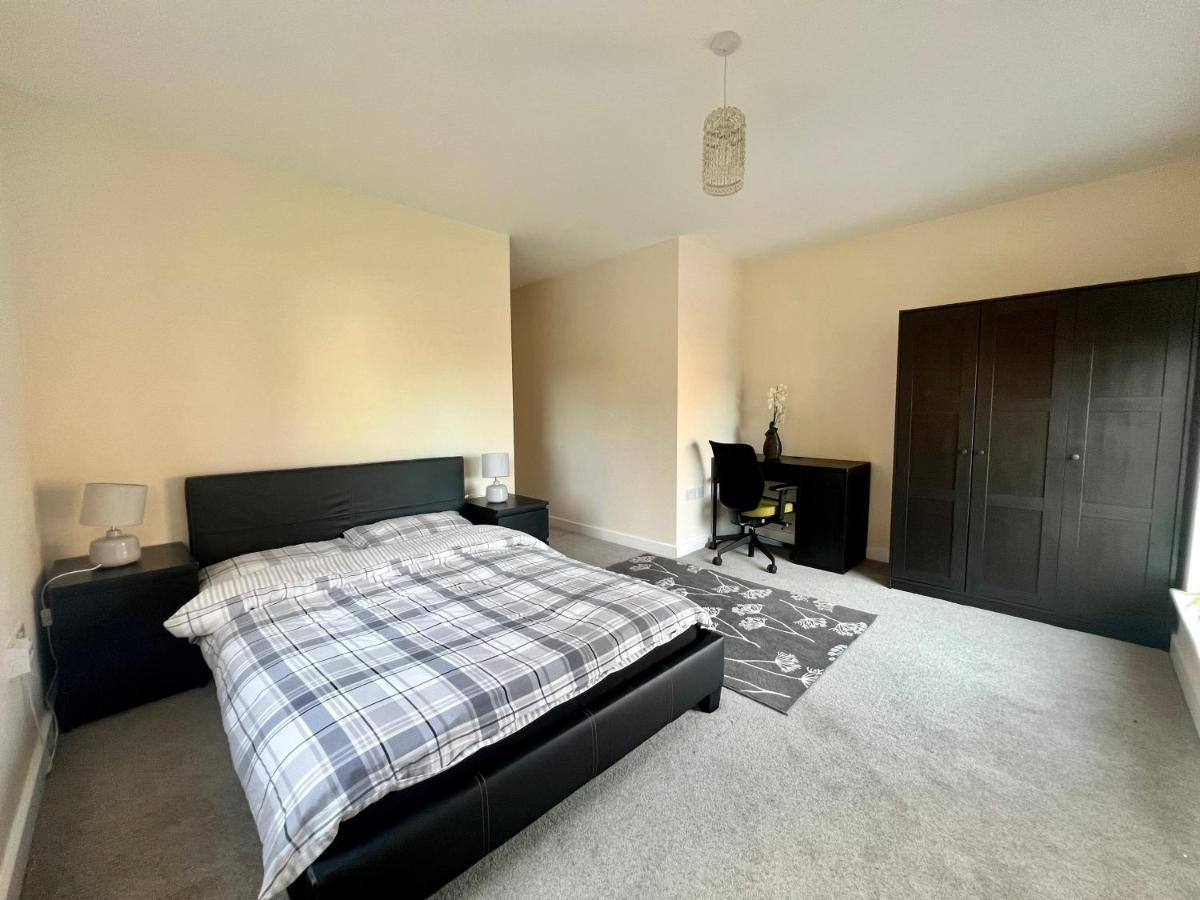 Spacious 2-Bedroom House With Free Parking Chatham  Eksteriør billede