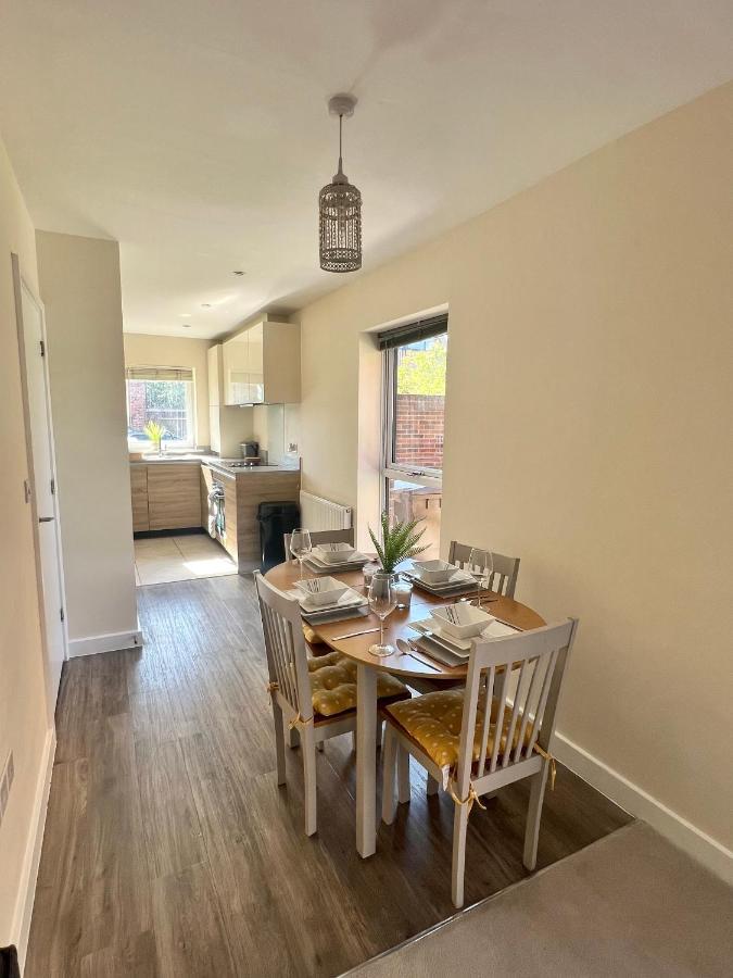 Spacious 2-Bedroom House With Free Parking Chatham  Eksteriør billede